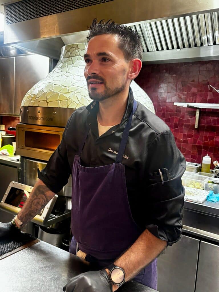 Le chef du restaurant Type 55, Joackim Salliot devant son four à pizza en fonte.