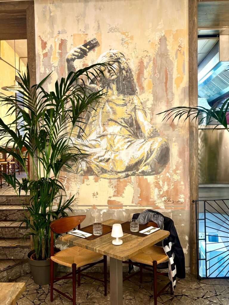 L'intérieur du restaurant Type 55 avec une décoration exotique.