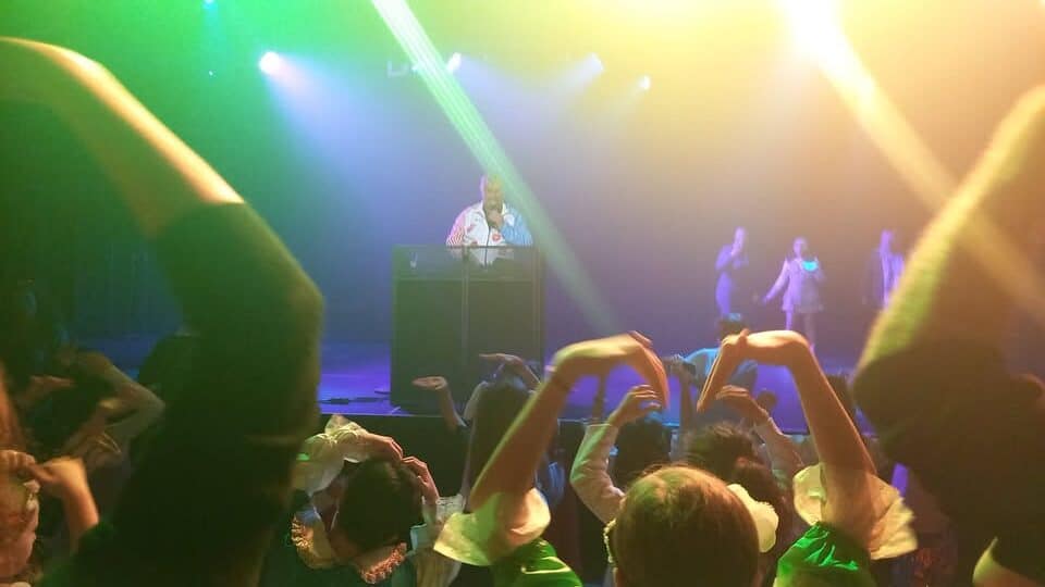 enfants qui dansent pour le carnaval des enfants