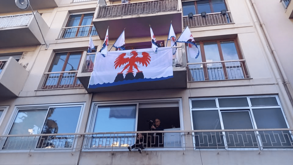 balcon décoré du drapeau de nice géant pour le charivari