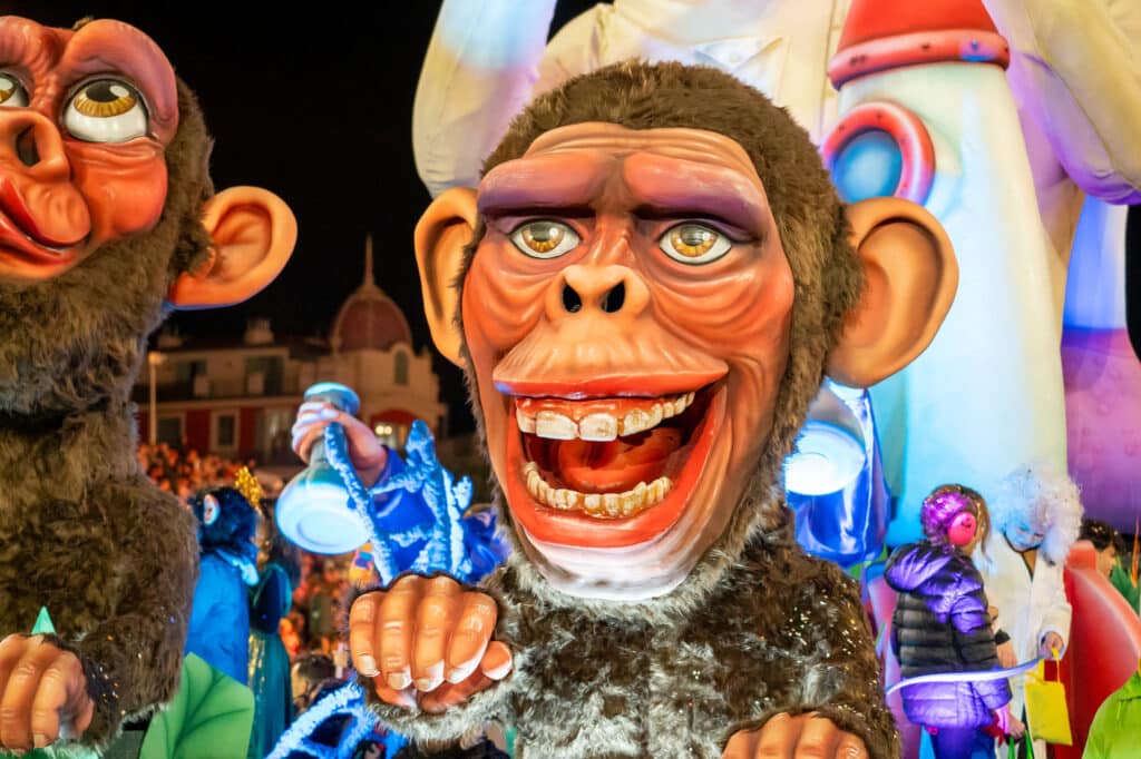 Char du carnaval avec une tête de singe