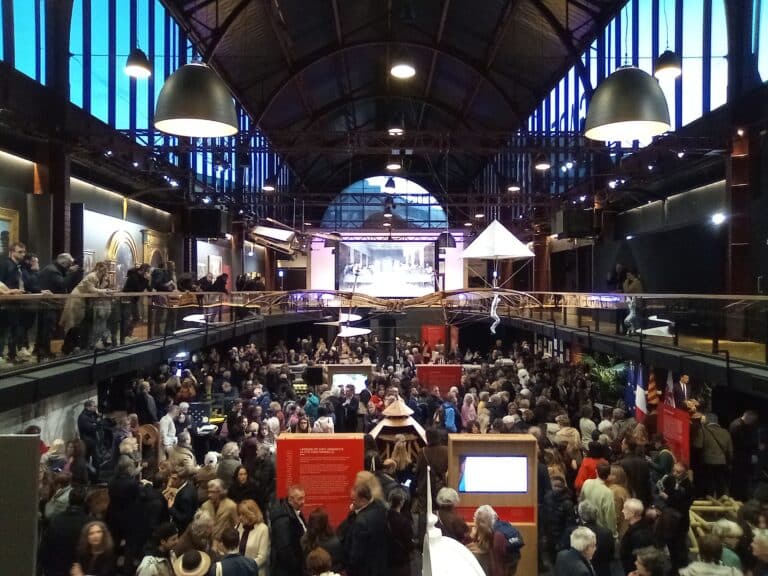foule à l'intérieure de la gare du sud pour l'inauguration de l'exposition Da Vinci