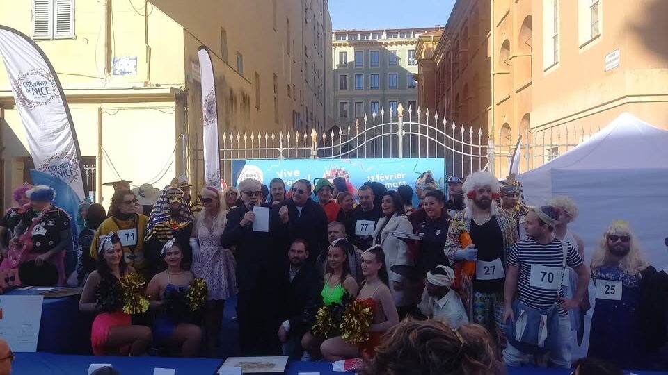 les garçons de café prennent la pause sur la scène face au jury qui va les noter