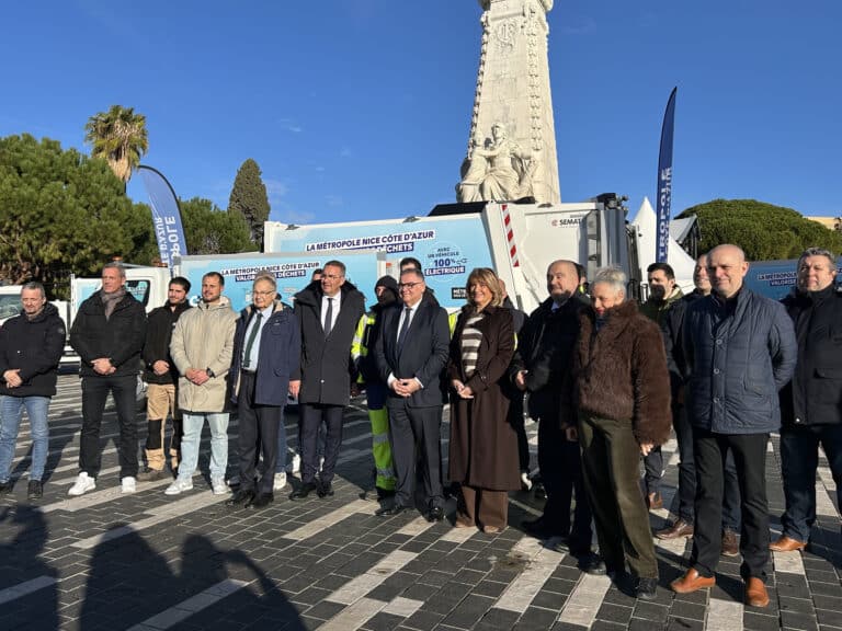 Les représentants de la Métropole qui posent devant les nouveaux véhicules électrique.