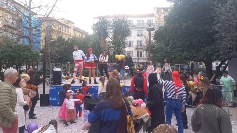 danseurs et animateurs font le show sur scene pour le carnaval des quartiers de nice