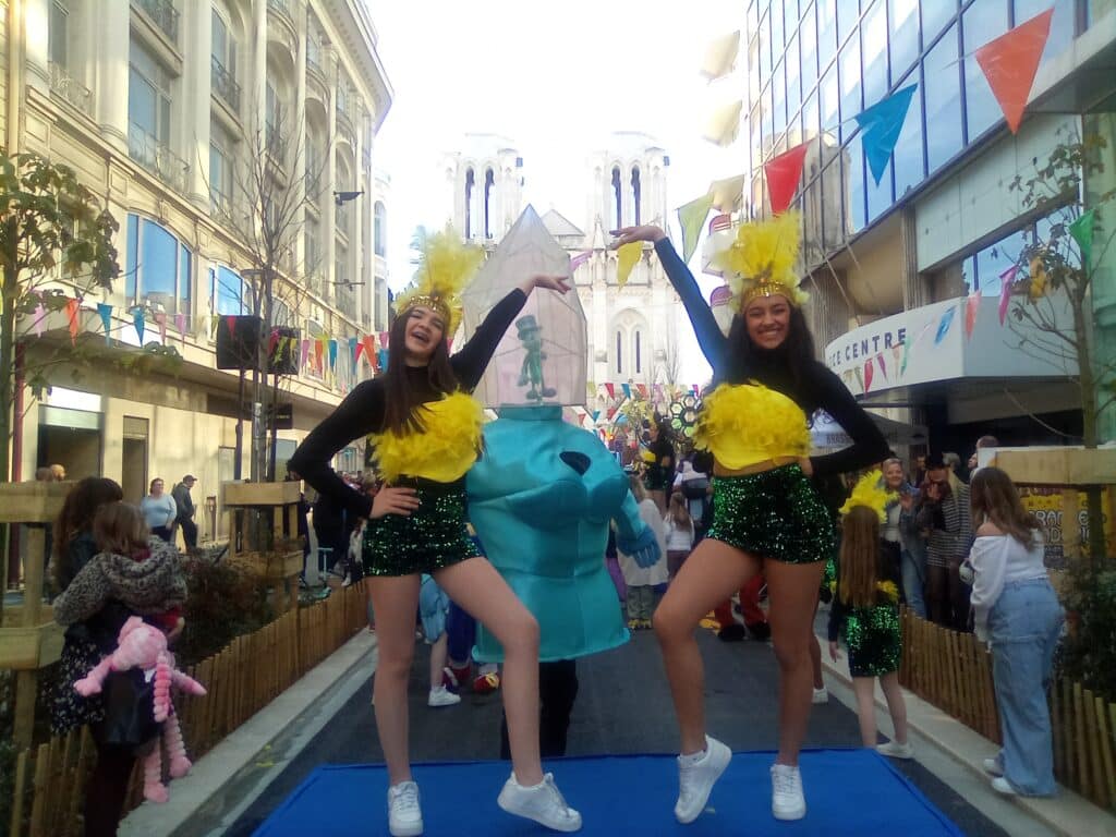 deux jeunes filles danses sur un podium devant notre dame pour la fin des travaux de l'avenue