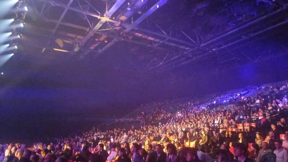 public du palais nikaïa complet pour célébrer les victoires du sport