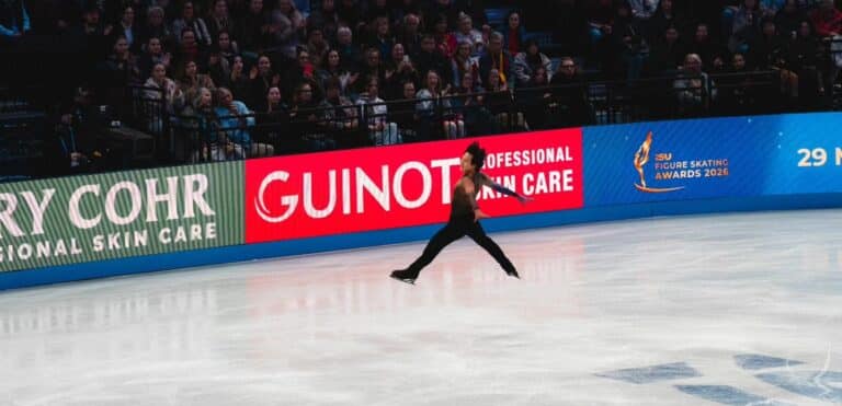 Le Niçois Adam Siao Him Fa en lévitation sur la glace de Prague pour les championnat du monde patinage artistique. Le Français et en plein programme court en extension sur la glace.