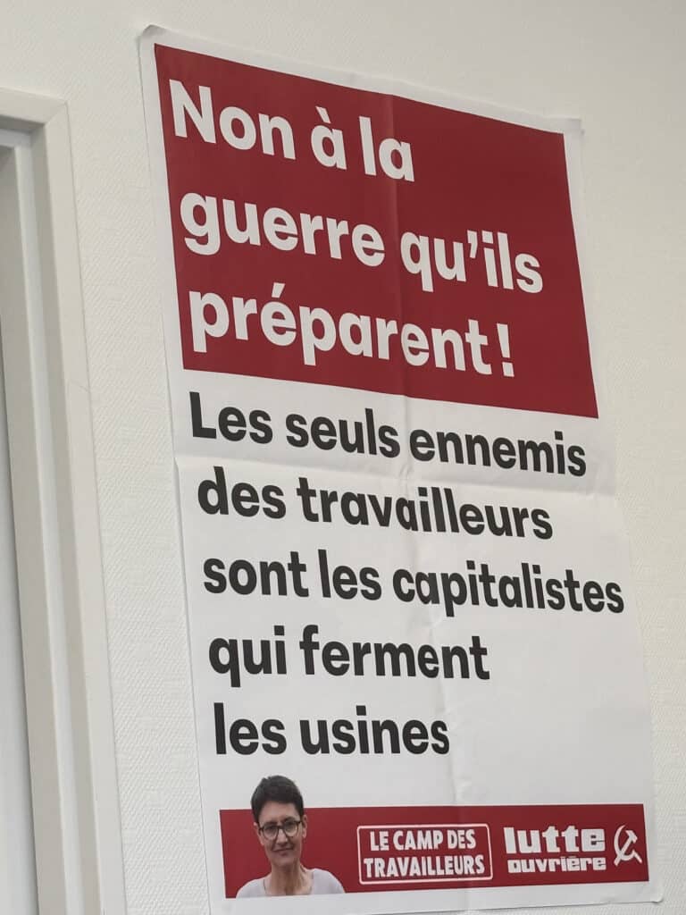 Affiche contre le capitalisme lors du rassemblement de la Lutte ouvrière.