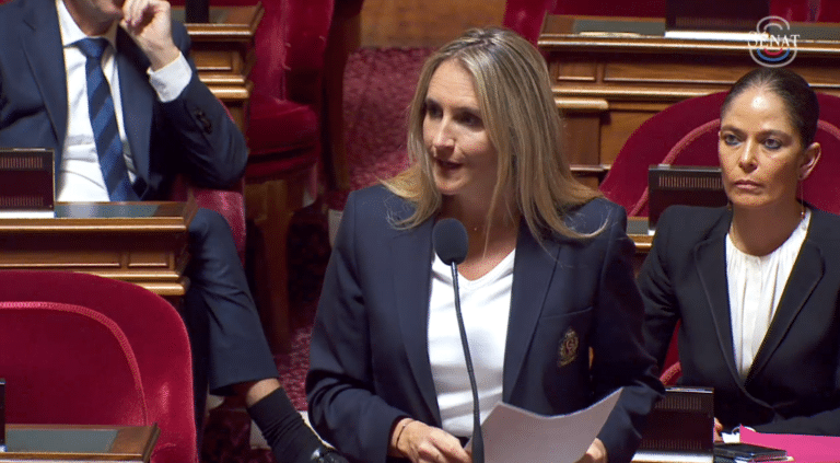 La sénatrice des Alpes-Maritimes Alexandra Borchio Fontimp au micro au Sénat.