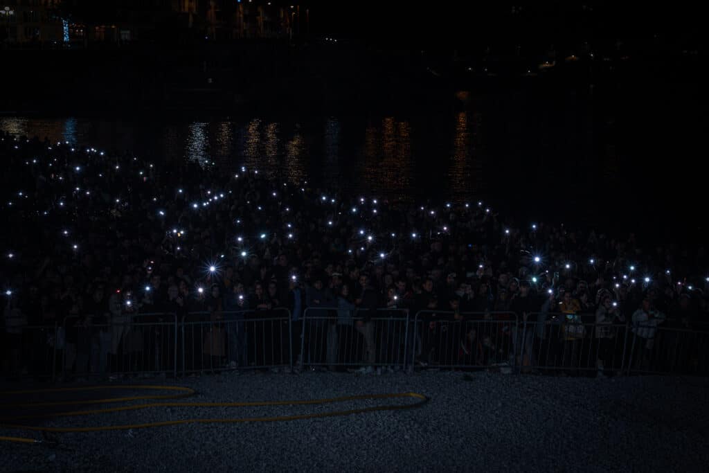 Les spectateurs du carnaval de Nice en train de prendre des photos avec leurs téléphones.