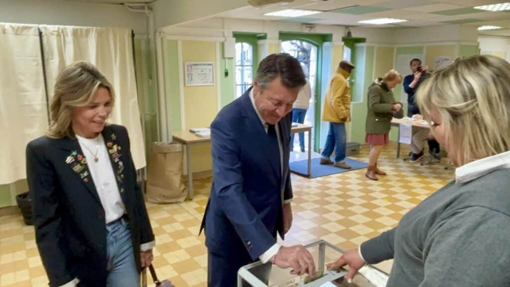 Christian Estrosi, maire sortant, et sa compagne Laura Tenoudji au bureau de vote n°705, situé au 2 avenue Monte Croce, dans le quartier de Cimiez, lors du premier tour des élections municipales 2026.