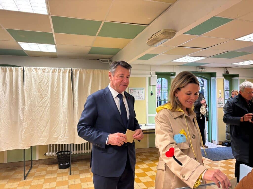 Christian Estrosi et sa femme dans leur bureau de vote, aux arènes de Cimiez.