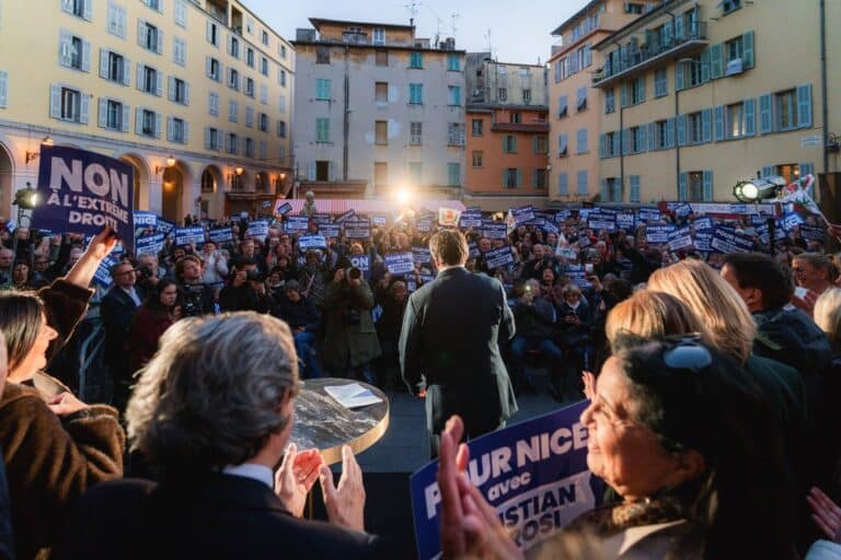 Le maire sortant de Nice face à ses électeurs venus le soutenir sur la place Saint-François à l'occasion des municipales 2026