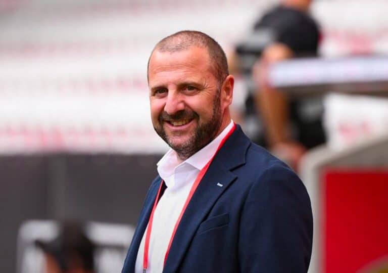 Le directeur sportif de l'OGC Nice Florian Maurice en costume bleu.