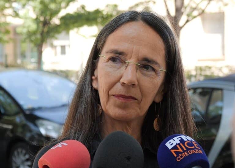 La candidate aux municipales à Nice en 2026, Juliette Chesnel-Le Roux répond à des questions des journalistes qui lui tendent leurs micros.