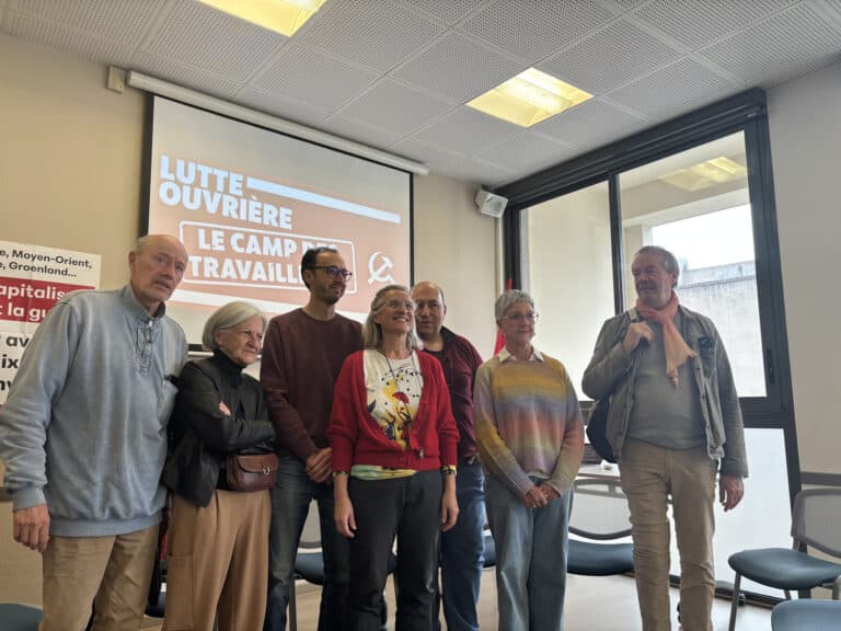 Le parti de la Lutte ouvrière samedi 7 mars pendant un rassemblement.