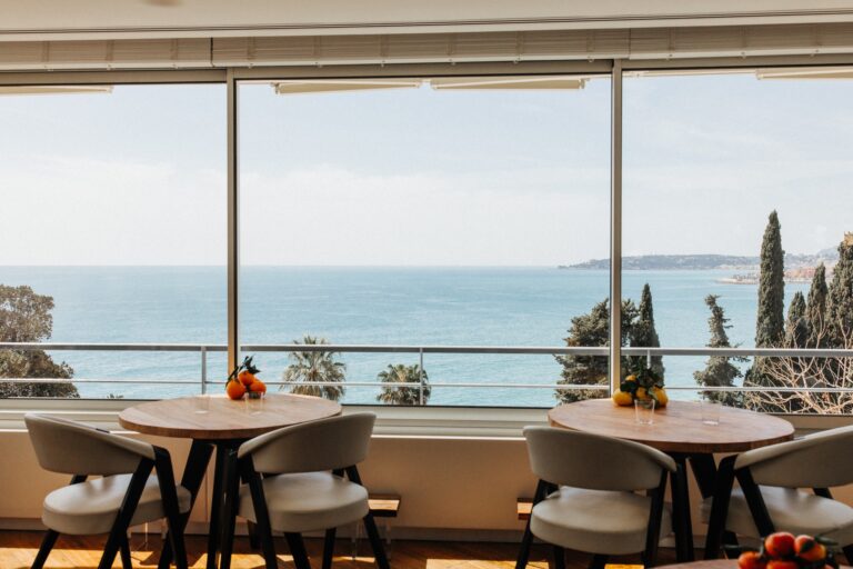 Le restaurant Mirazur avec sa vue mer et sa décoration chic et épurée.