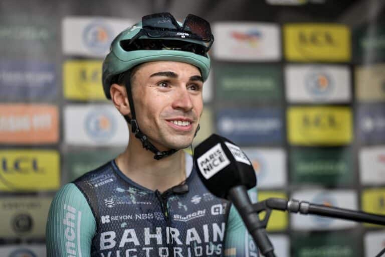 Le coureur cycliste Lenny Martinez à l'arrivée d'une course répond à une interview avec sa tenue de cycliste