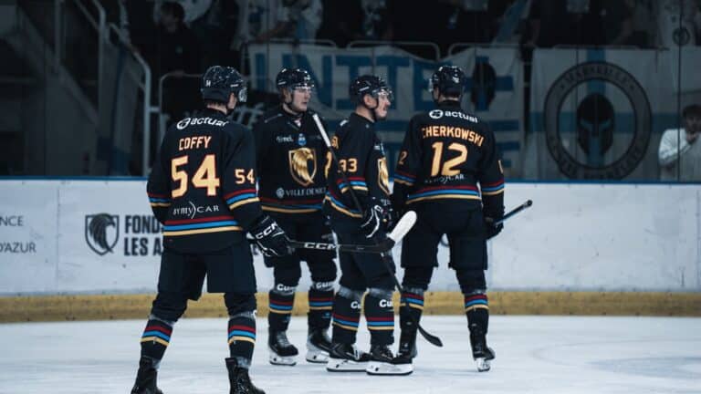 Les Aigles de Nice sur la glace en pleine discussion dans un match.