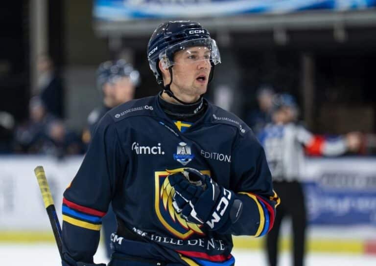Un joueur des Aigles de Nice en tenue bleu après la défaite de son équipe en Ligue Magnus.