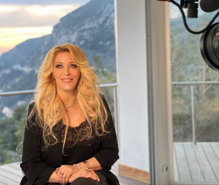 La star de Loft Story Loana prend la pose avant de démarrer une interview télévisée avec une caméra braquée sur elle.