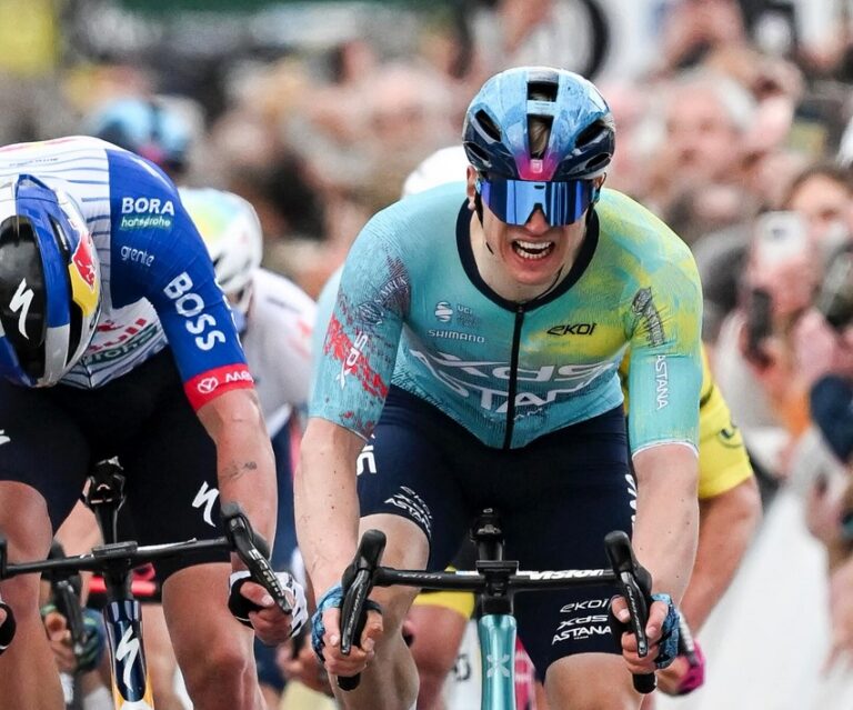 Le coureur de l'équipe XDS Astana Max Kanter en maillot bleu ciel et légérement jaune, en plein effort lors du sprint.