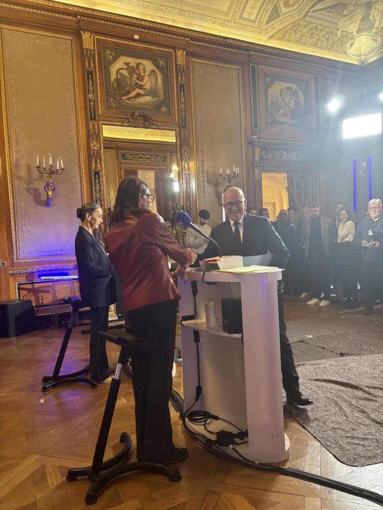 Mireille Damiano et Éric Ciotti se serrant la main.