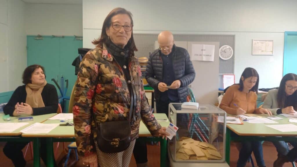 Mireille Damiano, candidate aux élections municipales à Nice en veste colorée prend la pause avant de voter pour les municipales à Nice.