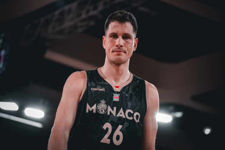 Le joueur de la Roca Team Nemanja Nedovic en maillot noir avec le N°26 regarde le photographe.