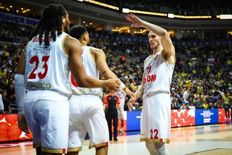 Les joueurs de la Roca Team, sur le parquet, se tapent dans les mains.