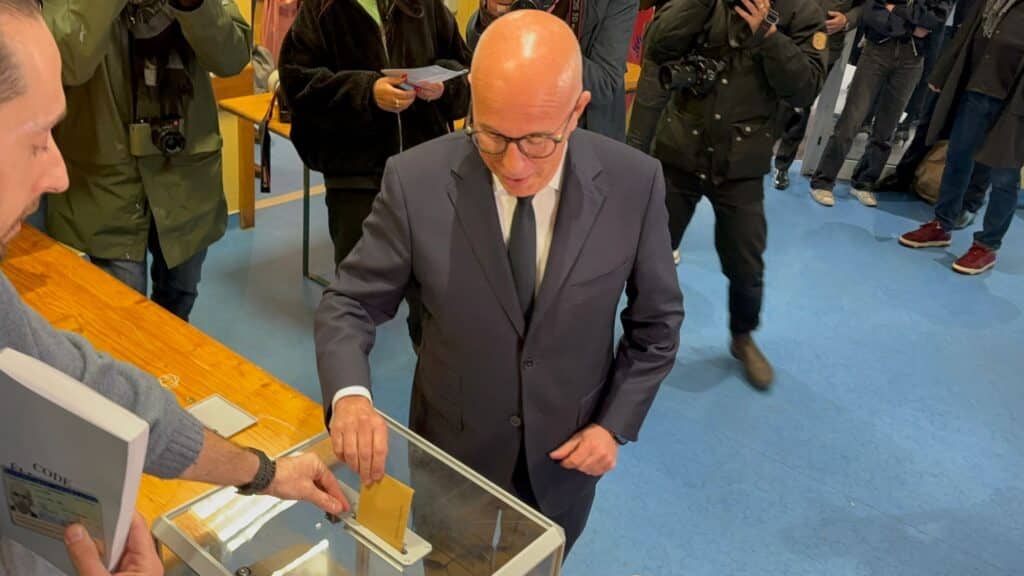 Le candidat Eric Ciotti met son bulletin de vote dans l'urne à l'occasion du second tour des élections municipales 2026 à Nice.