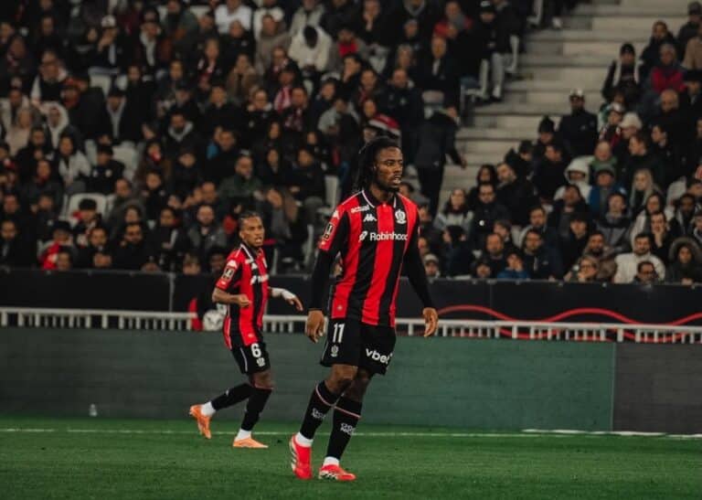 Les joueurs de l'OGC Nice en maillot rouge et noir sur la pelouse de l'Allianz Riviera face au PSG.