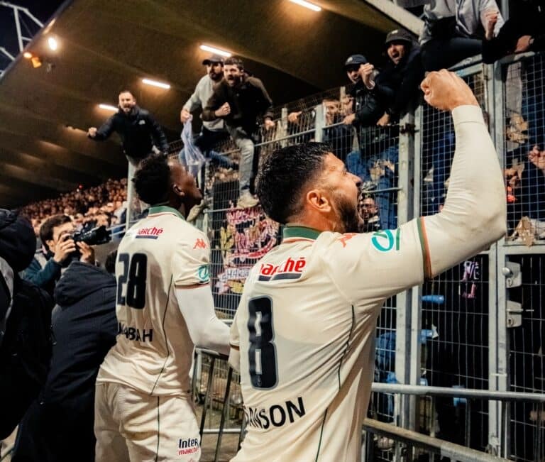 Les joueurs de l'OGC Nice Morgan Sanson et Juma bah célébrent avec leur supporters la qualification en demie-finale de Coupe de France. Les supporters sont torse nu sur les grillages.