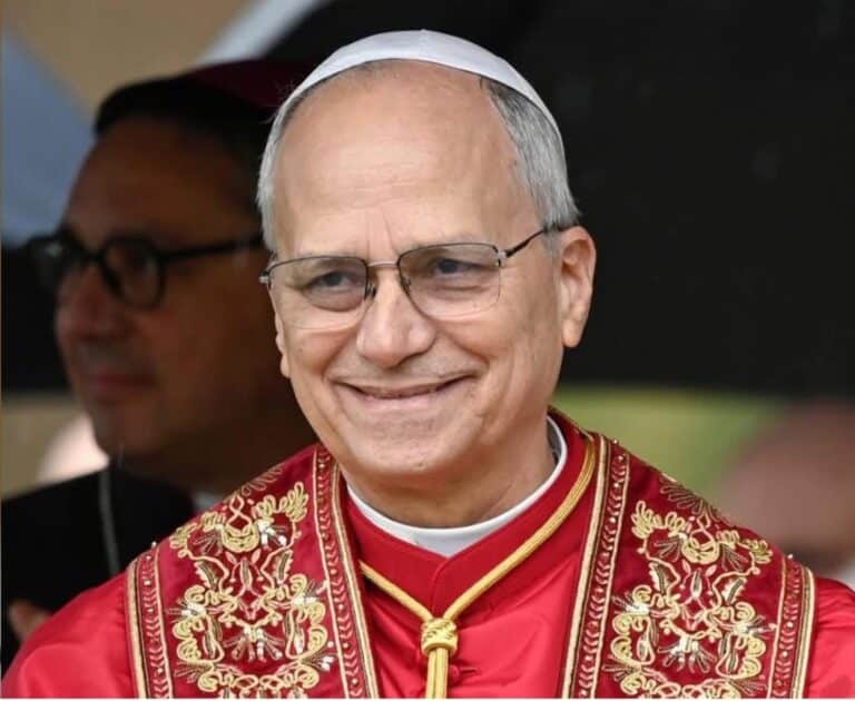 Le pape Léon XIV en habit traditionnel de couleur rouge.