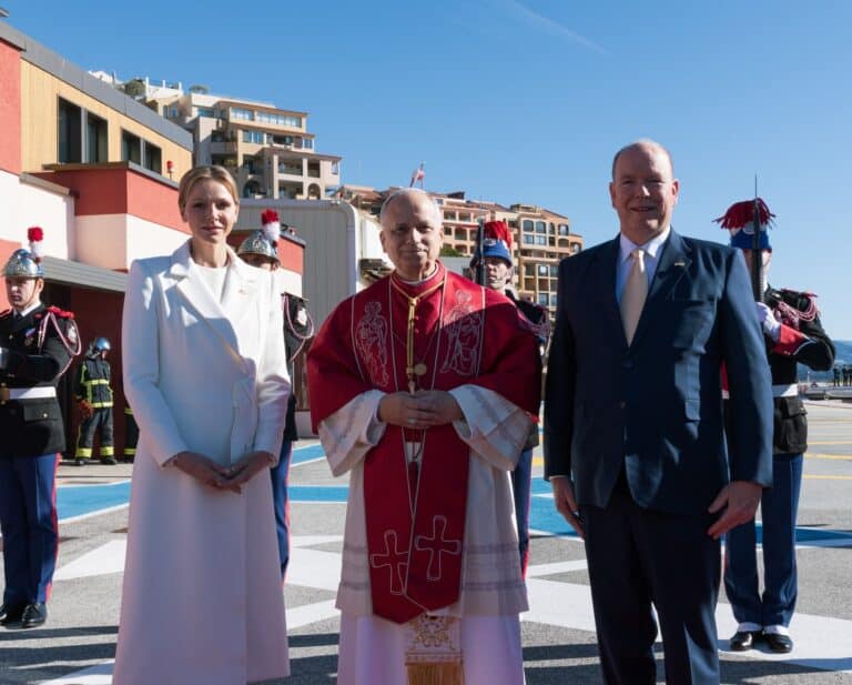 Le Pape Léon XIV accompagné par la Princesse Charlène de Monaco et du Prince Albert II de Monaco.