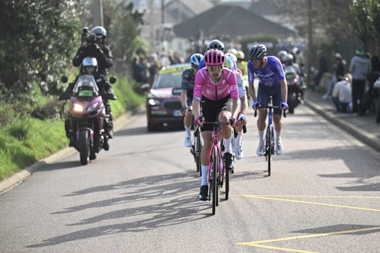 Les échappés de la première étape de Paris-Nice 2026 avec un coureur de EF en tenue rose à l'avant.