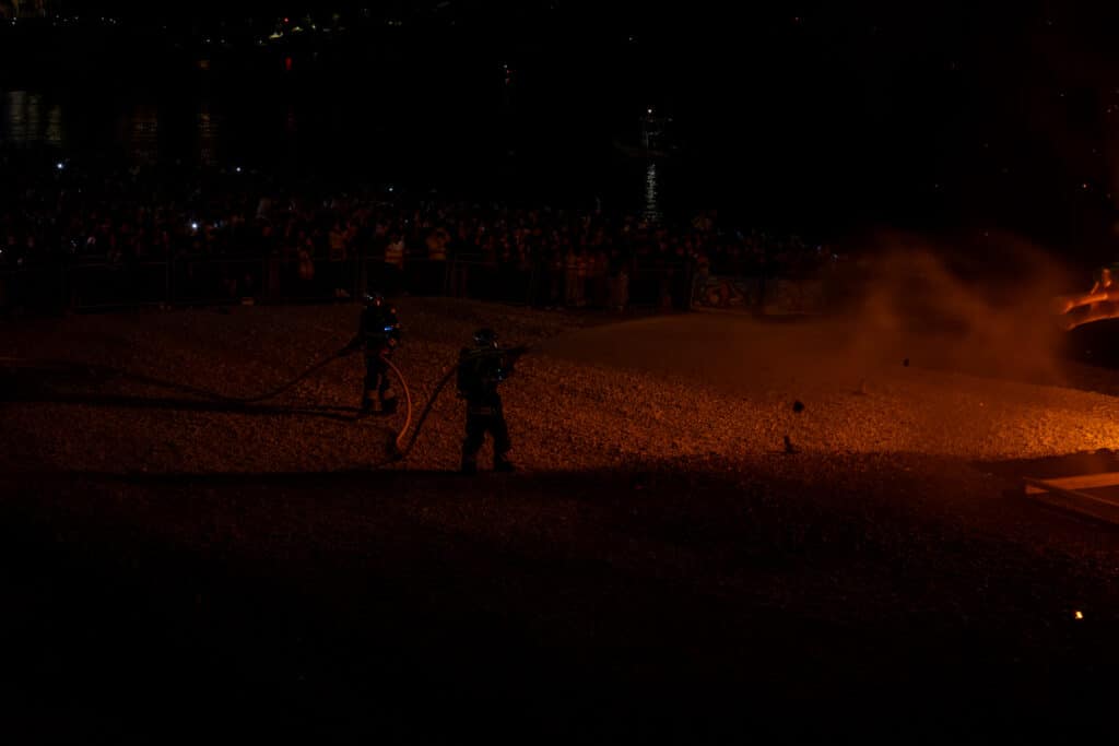 Les pompiers du Carnaval de Nice en train d'éteindre le feu après l'incinération du roi du carnaval de Nice.