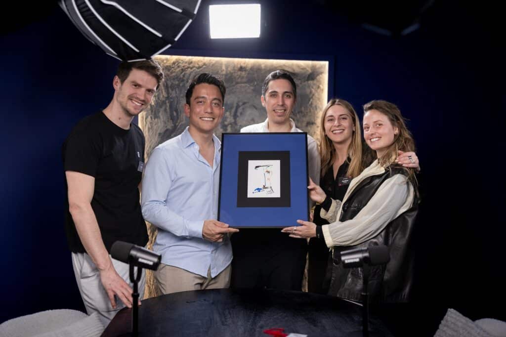 L'équipe de Recordia dans un studio avec un prix à la main.