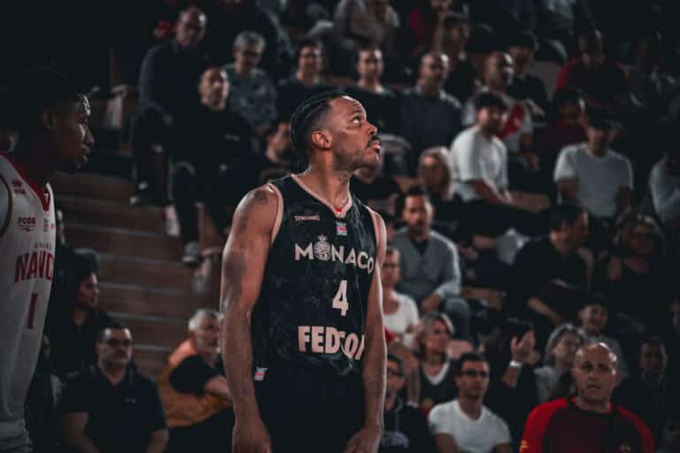 Le joueur de la Roca Team Jaron Blossomgame regarde vers le haut avec son maillot noir.