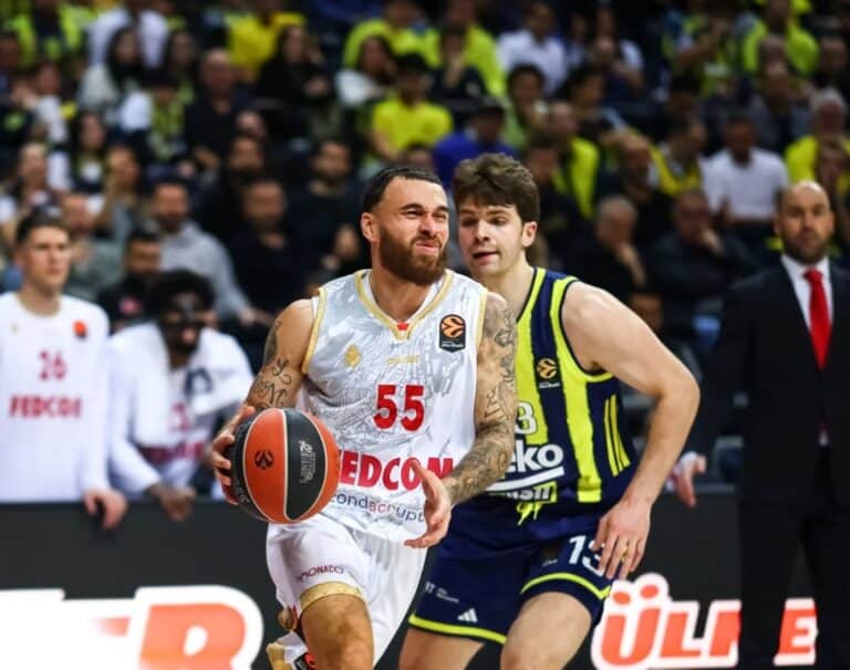 le joueur de la Roca Team, Mike James en difficulté face à un défenseur de Fenerbahçe.
