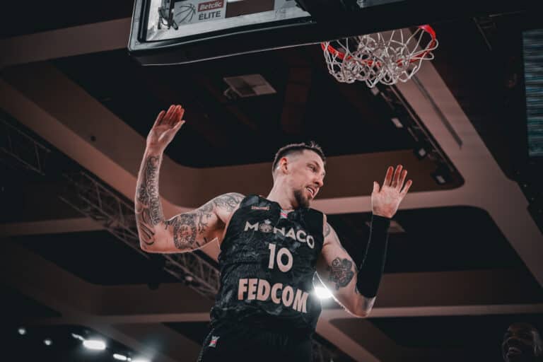 Le joueur de la Roca Team, Daniel Theis en extension vient de marquer un panier.