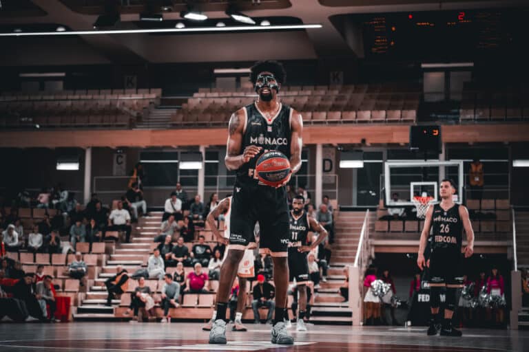 Le joueur de la Roca Team Kevarrius Hayes sur la ligne des lancés francs, ballon en main