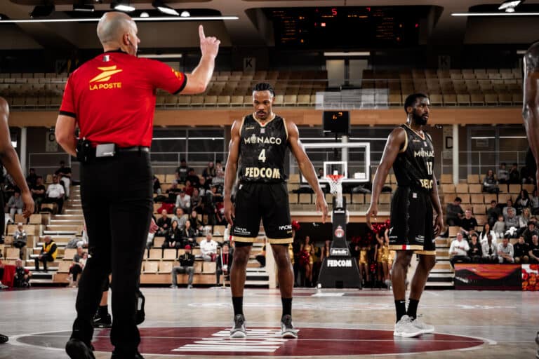 Le joueur de la Roca Team Jaron Blossomgame attend que l'arbitre lui donne le ballon pour tirer son lancé franc.