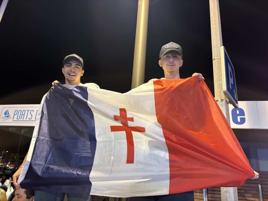 Des jeunes venus de Cagnes-sur-Mer pour célébrer la victoire de Ciotti.