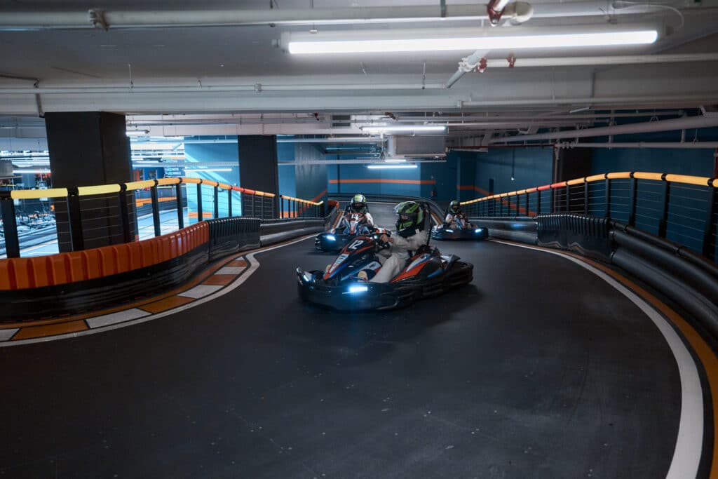 Une piste de karting avec des personnes qui font du kart.