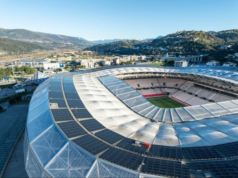 Le stade Allianz Riviera vue d'en haut avec une toile de fond les collines de Nice.