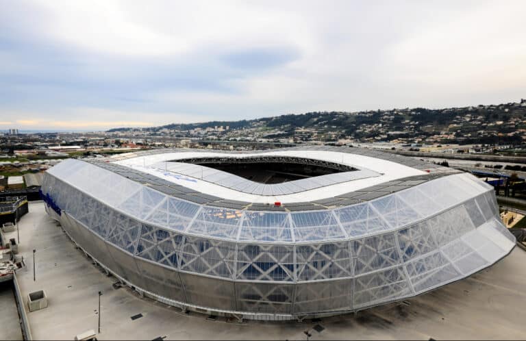 Le stade Allianz Riviera vue d'en haut avec une toile de fond les collines de Nice.