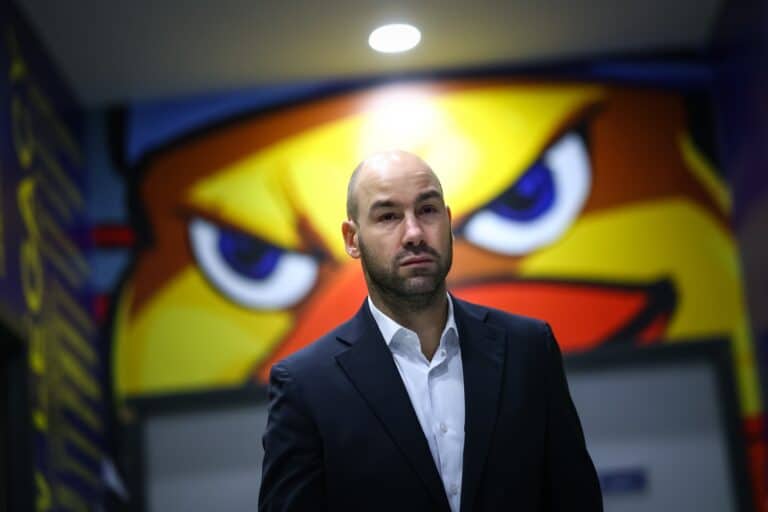 Le coach de la Roca Team, Vassilis Spanoulis en costume avant un match.