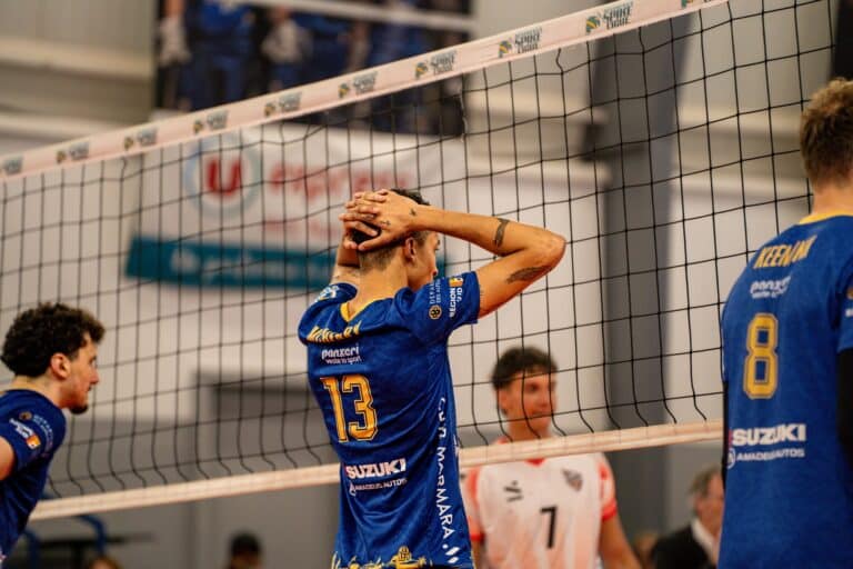 Les joueurs du Nice Volley-Ball en maillot bleu se tiennent les mains derrière la tête après la défaite en play-in de Marmara SpikeLigue.